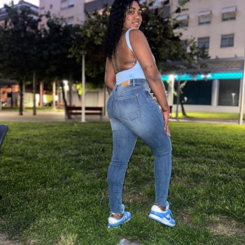 Linda mulata con curvas, Elche