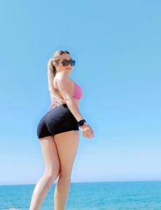 Te gusta una rubia jovencita??
