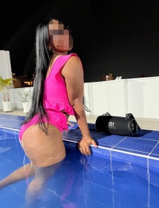 Kamila ardiente y complaciente morena
