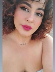 Reina joven cariñosa