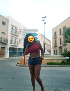 Canaria. Sola en casa. Guapa y limpia
