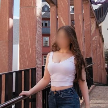 Camila jovencita española en elche, Elche
