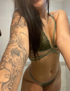 Joven fiestera y juguetona