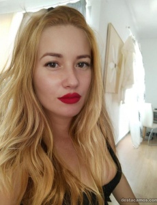 Pareja real chica latina y español andaluz