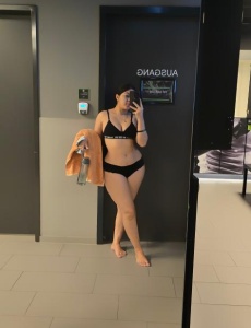 Hermosa y encantadora linda chica en la cuidad