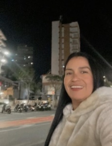 Chica colombiana con manos suaves de angel