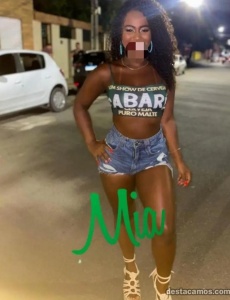 Elche chica y otra española