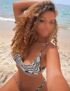 KAROLINA M uy dulce y delicada nueva en