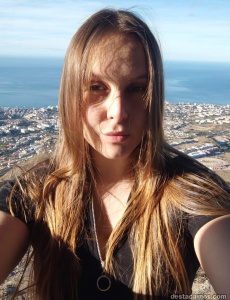 Chica con excelentes curvas