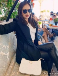 Bella venezolana recién llegada al pueblo
