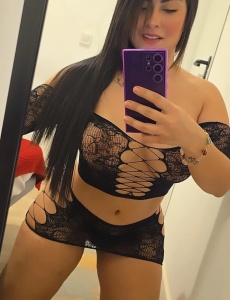 Fogosa latina quiere verte esta noche