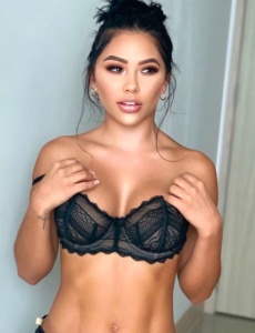 Hermosa y juguetona latina