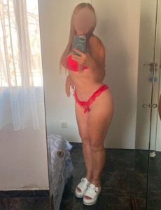 Rubia coqueta solo sexo unica en la cama