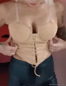 Rubia delgadita y guapa