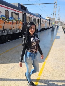 Natalia, jovencita latina con rasgos asiÁticos totalmente independiente