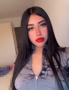 Nickol joven espaÑola de origen latino cariÑosa