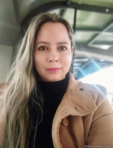 Una latina muy extrovertida y