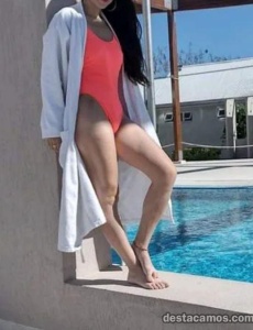 Colombiana madurita explorando nuevos senderos
