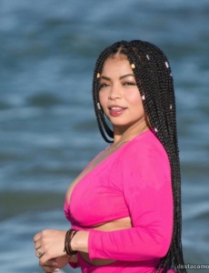 Chica hermosa y divertida