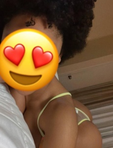 Unica en la cama morena ardiente
