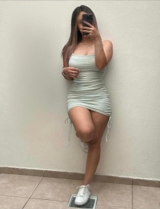 Jovencita fiestera y complaciente