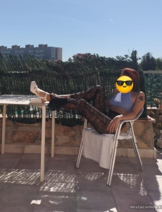 Chica atenta y respetuosa de paso por tu ciudad
