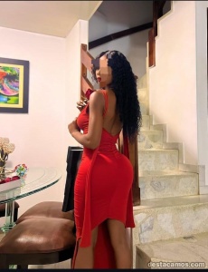 Morena con rico y