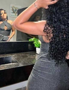 Erika, la morena de pelo rizado, impresionante disponible en alcoy
