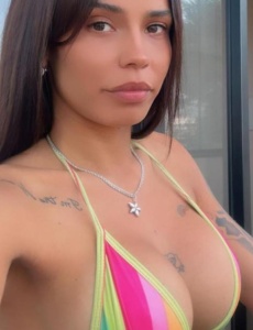 Bella jovencita esperando a que vengas a hacerme feliz
