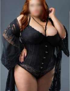 Divertida mujer rusa gordita dispuesta a disfrutar