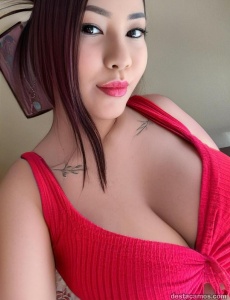 Una curvi de piel morena