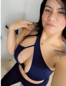 Morena extrovertida y encantadora