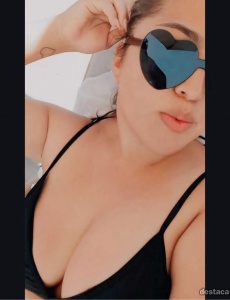 Rubia con ricas curvas