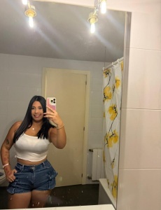 Hola, soy Mia, una venezolana de 27 años,