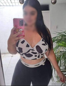 Linda morena con curvas puerto sagunto
