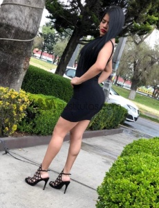 Nicole, estará encantada de vivir instantes mágicos y calientes contigo