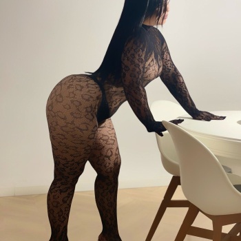 Mujer, atractiva con curvas implicada y fiestera, Torrevieja