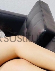 Mi larga melena azabache y mi belleza exótica hacen que destaque en todo momento