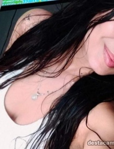 Una chica agradable serca a la playa