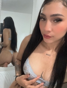 Una jovencita cachonda y fogosa