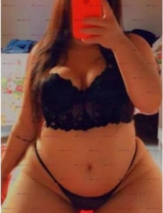 Niñata divertida juguetona trato exquisito las 24 h