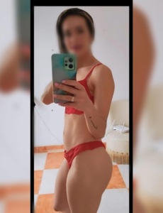 Delgadita golosa con mucha ganas de polla