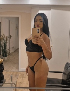 Latina delgada y angelical