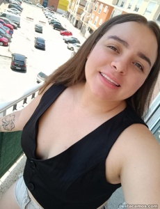 Joven latina con mucho amor para dar