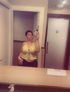 Camila morena latina encantadora de paso en torrevieja