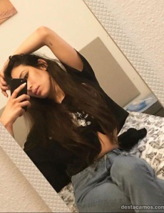 Chica árabe supér guapa y joven universitaria
