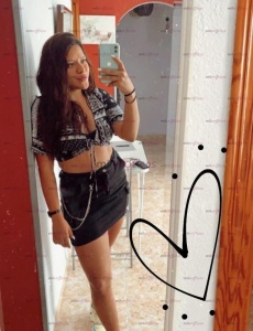 Muy puta pero con clase y me encanta tragarme hazta la ultima gota de tu leche