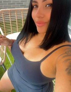 Latina pequeÑa juguetona