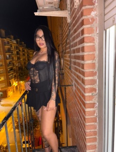 Novedad latina caliente y complaciente