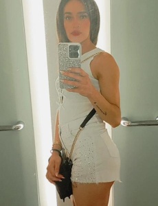 Hermosa y guapa chica en la zona